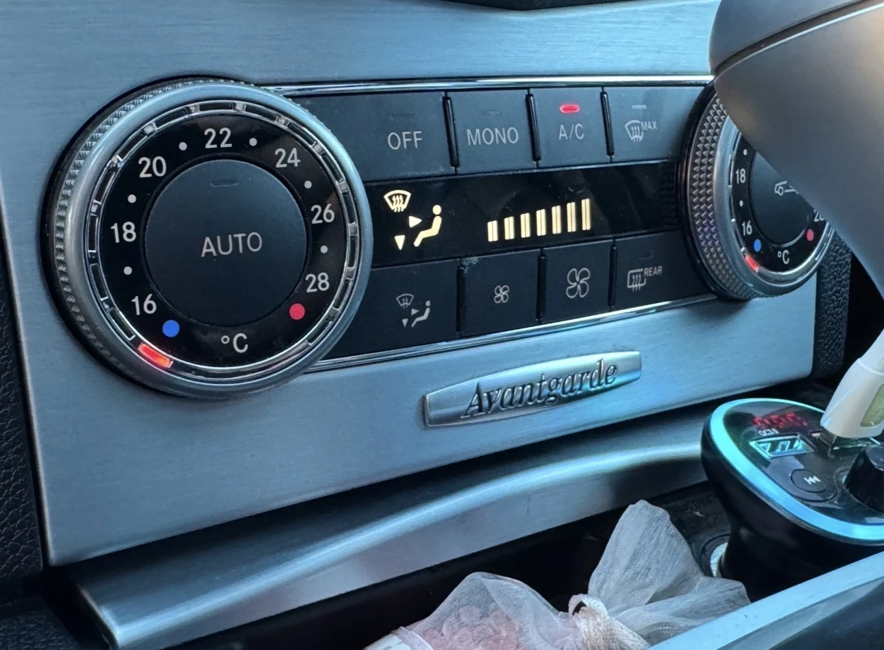 Mercedes-Benz C 350 AMG / PANORAMA / HARMAN KARDON / NAVI / PODGREV, снимка 8 - Автомобили и джипове - 55981615