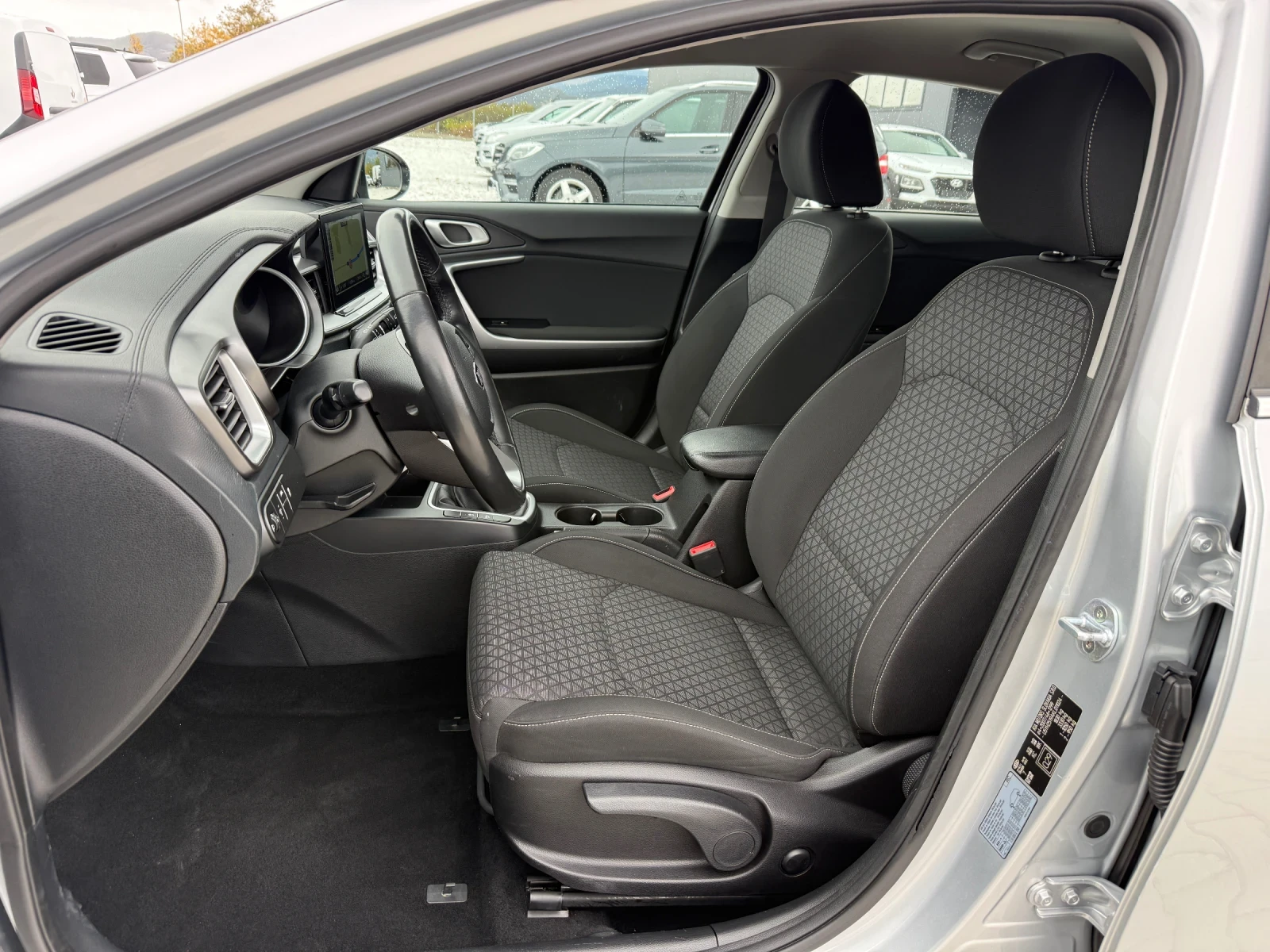 Kia Ceed 1.6CRDI NAVI CAMERA, снимка 11 - Автомобили и джипове - 56584802