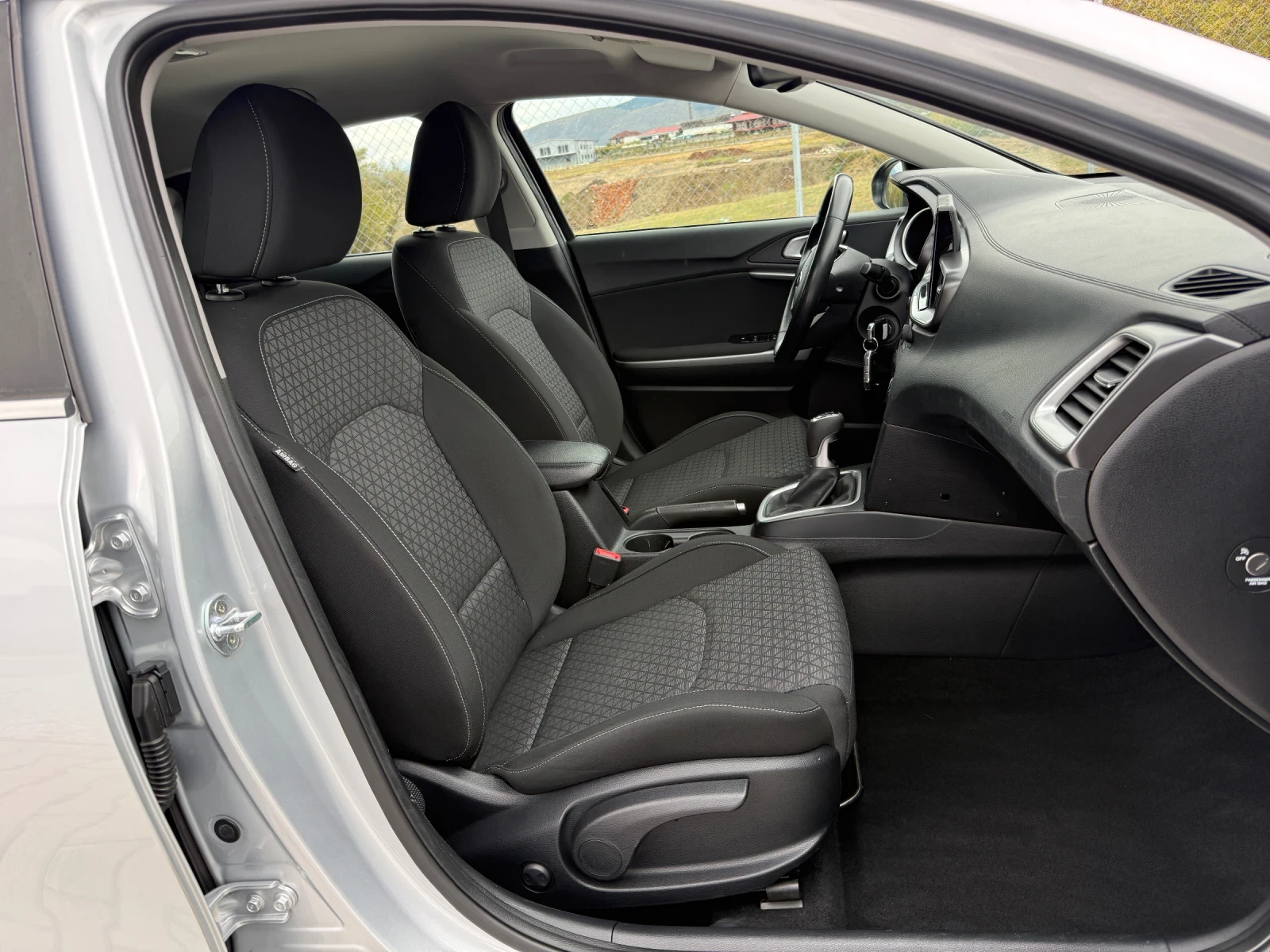 Kia Ceed 1.6CRDI NAVI CAMERA, снимка 13 - Автомобили и джипове - 56584802