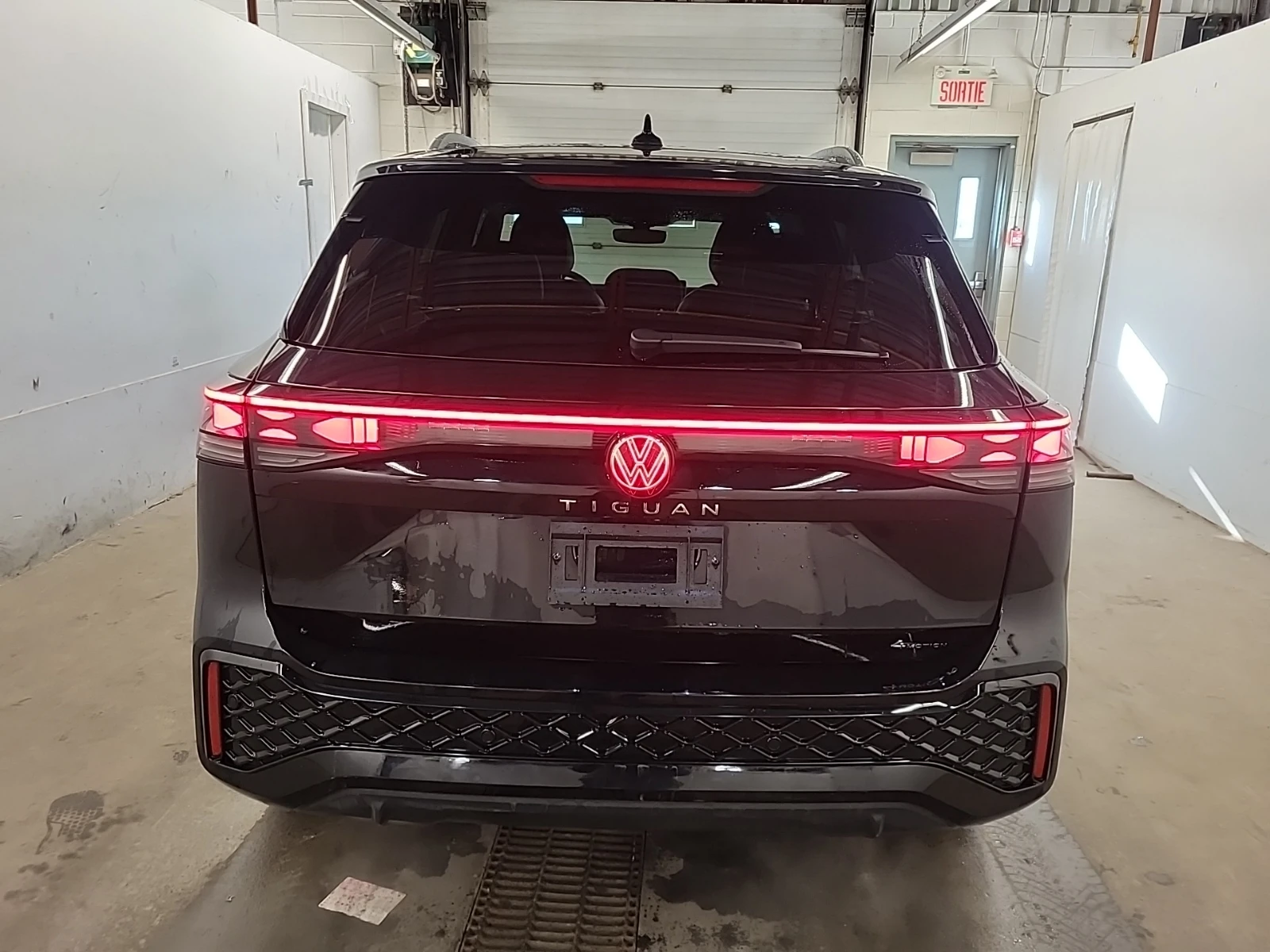 VW Tiguan HIGHLINE R-LINE, снимка 6 - Автомобили и джипове - 54768707