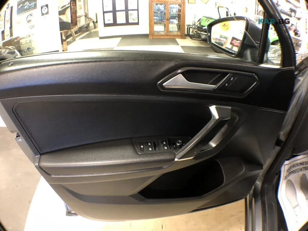 VW Tiguan Comfortline 4Motion* AвтоКредит* (ЦЕНА ДО БГ), снимка 9 - Автомобили и джипове - 55303629