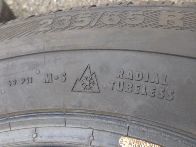 Гуми Зимни 235/65R16, снимка 5 - Гуми и джанти - 21435469