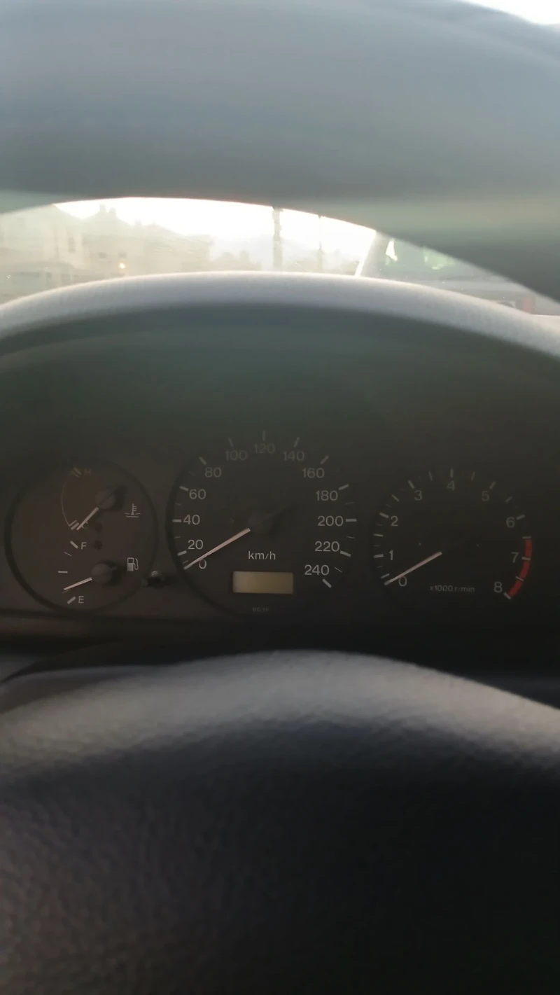 Mazda 323, снимка 7 - Автомобили и джипове - 48003581