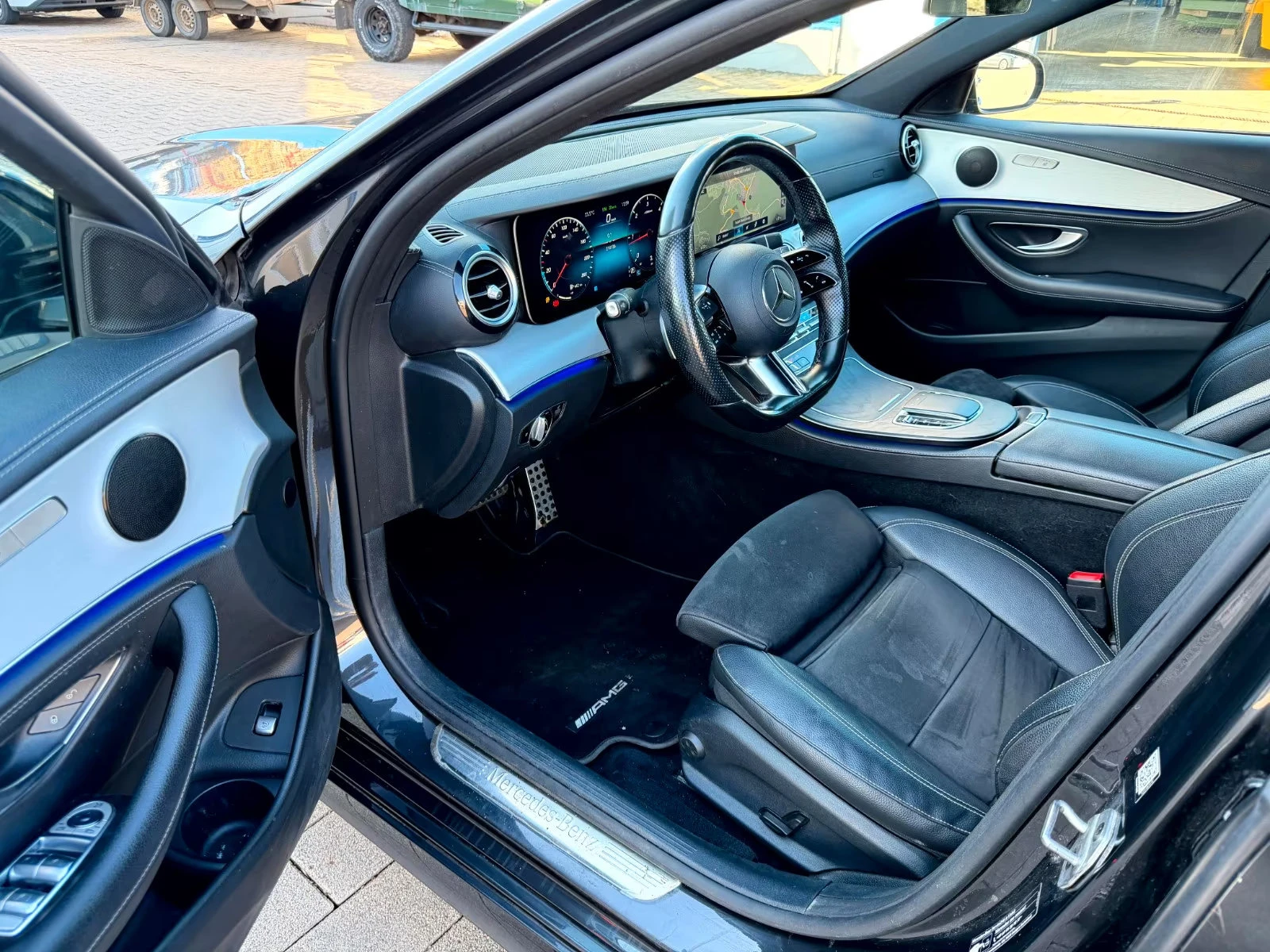 Mercedes-Benz E 220 d/AMG/200HP/DISTR/CAM/LED/NAVI/DIGI/AMBI/940g, снимка 8 - Автомобили и джипове - 53894501