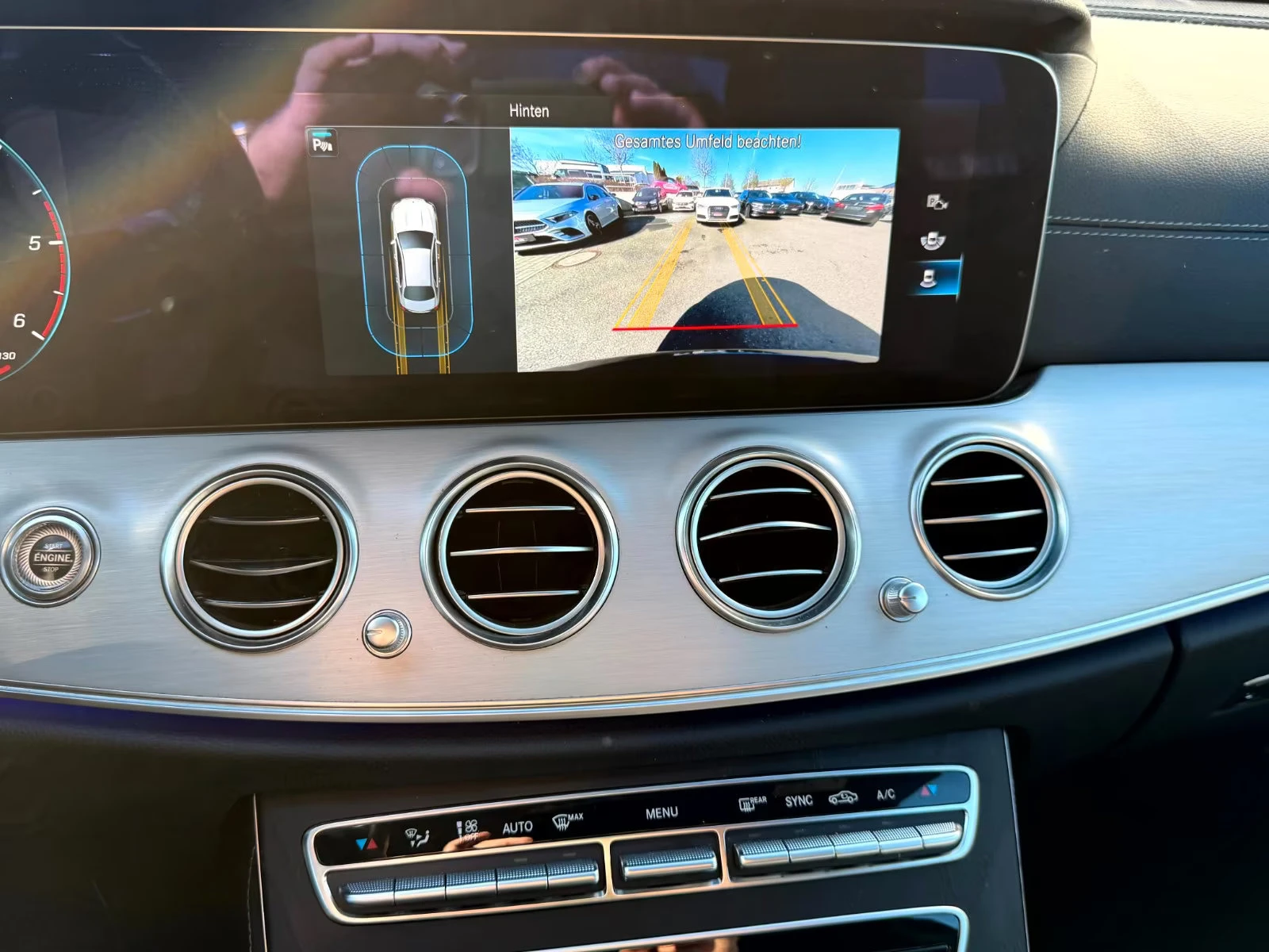 Mercedes-Benz E 220 d/AMG/200HP/DISTR/CAM/LED/NAVI/DIGI/AMBI/940g, снимка 10 - Автомобили и джипове - 53894501