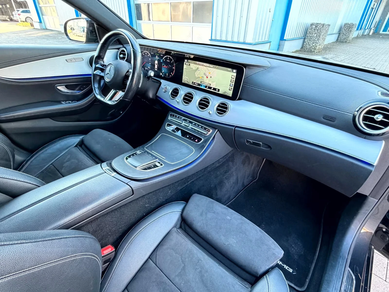 Mercedes-Benz E 220 d/AMG/200HP/DISTR/CAM/LED/NAVI/DIGI/AMBI/940g, снимка 11 - Автомобили и джипове - 53894501