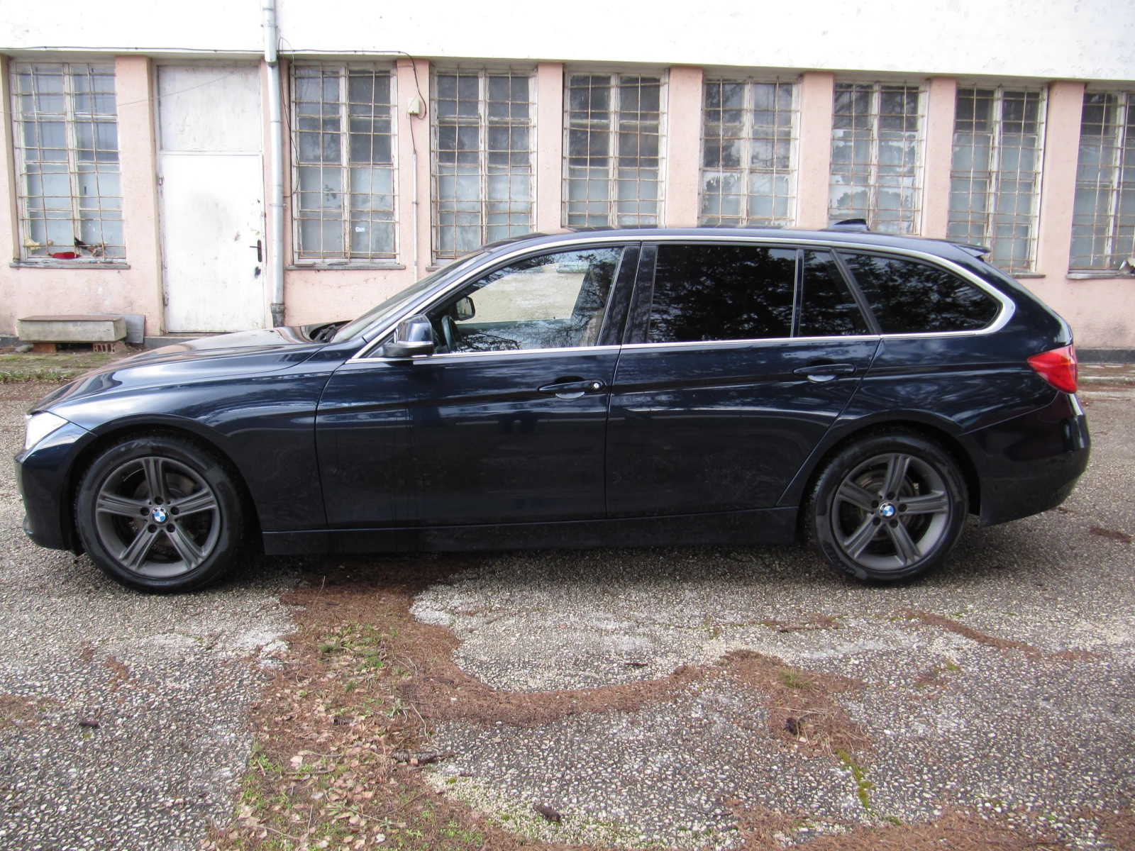 BMW 320 2.0 AUTO NAVI Full service, снимка 2 - Автомобили и джипове - 53909376