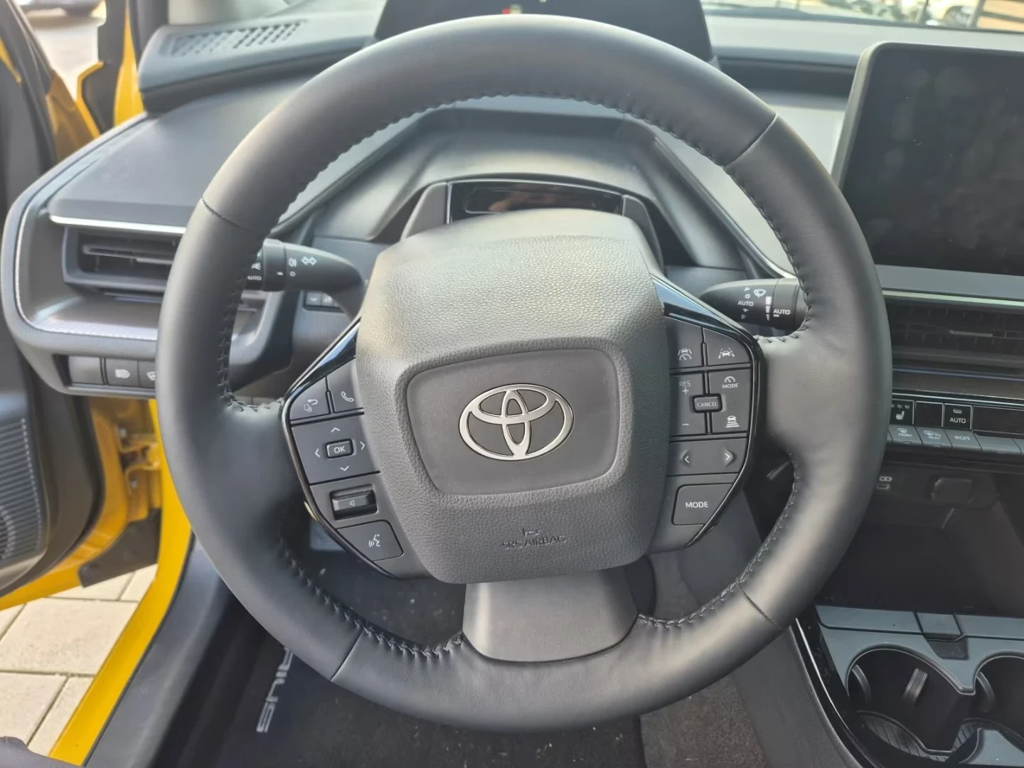 Toyota Prius 2.0 Plug-In Hybrid , снимка 13 - Автомобили и джипове - 54402644