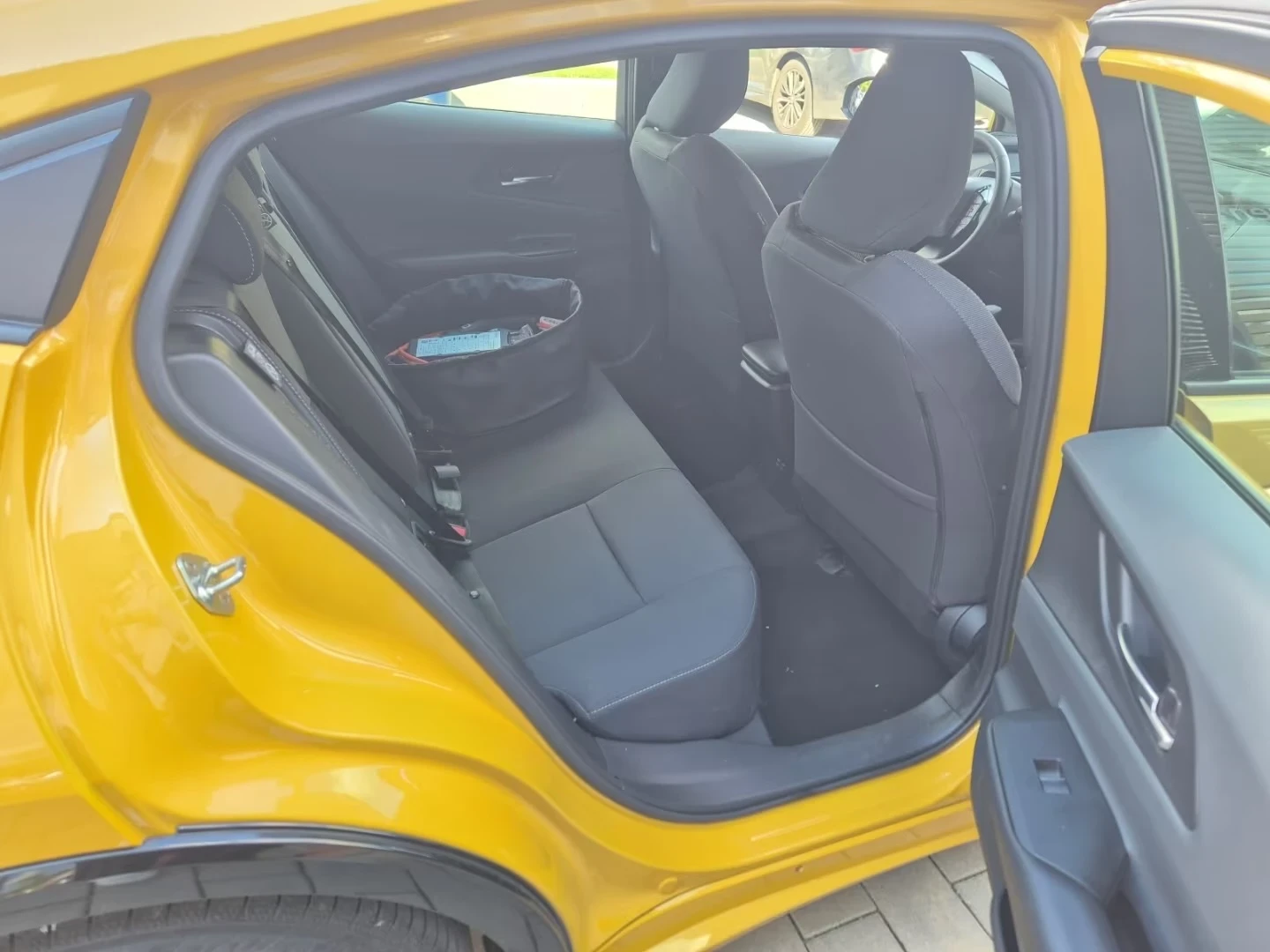 Toyota Prius 2.0 Plug-In Hybrid , снимка 11 - Автомобили и джипове - 54402644