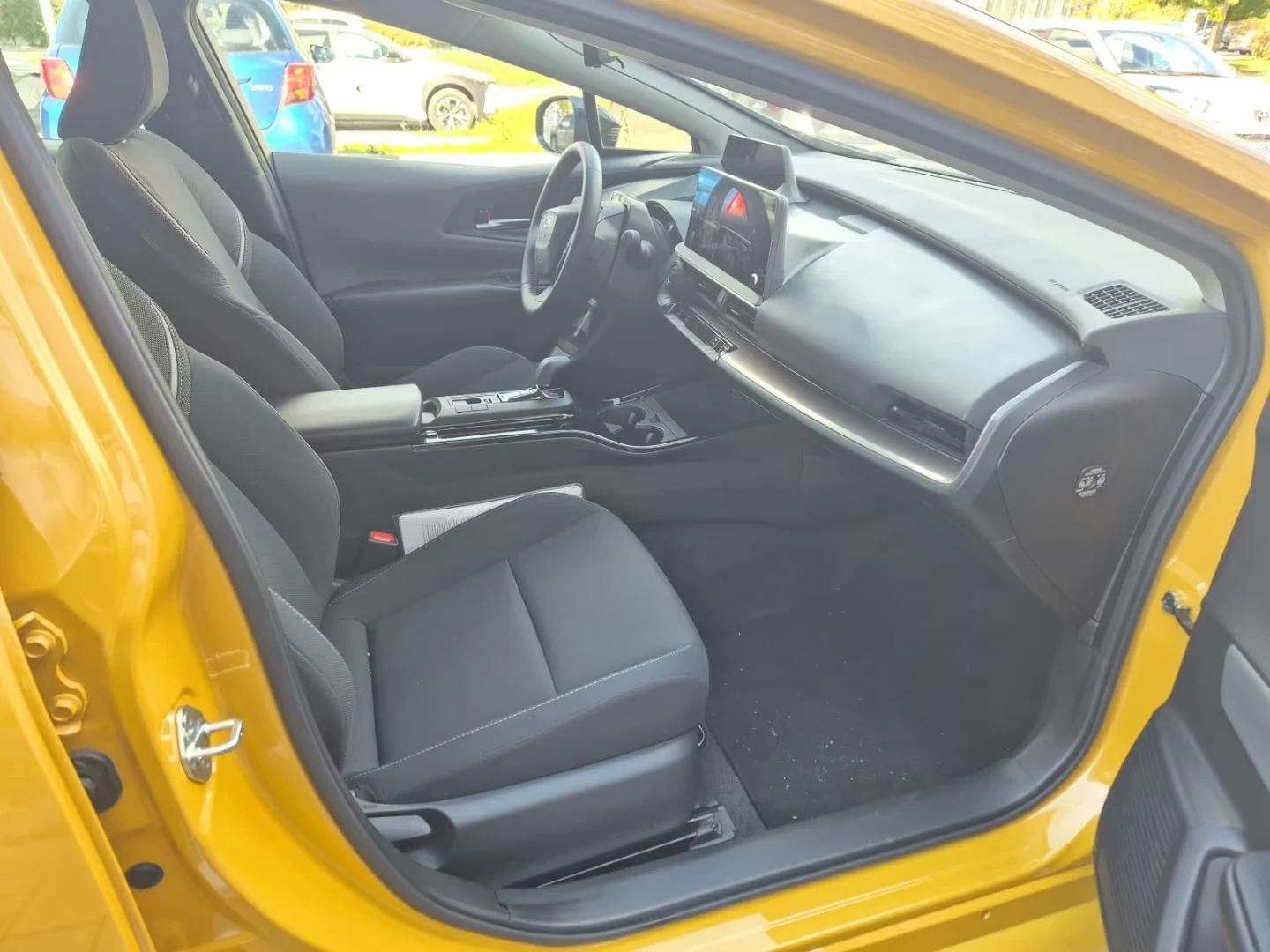 Toyota Prius 2.0 Plug-In Hybrid , снимка 12 - Автомобили и джипове - 54402644