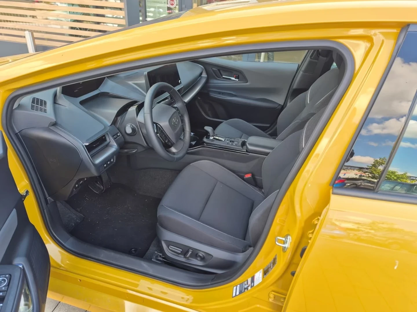 Toyota Prius 2.0 Plug-In Hybrid , снимка 7 - Автомобили и джипове - 54402644