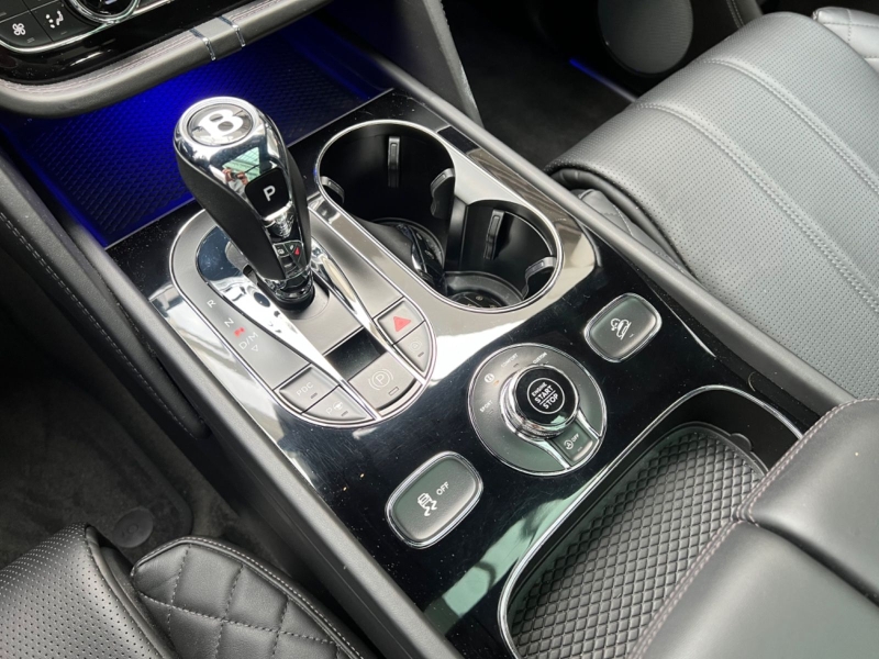 Bentley Bentayga 4.0 V8 Mulliner*22&#34;*Massage*Tour*City, снимка 13 - Автомобили и джипове - 46275043