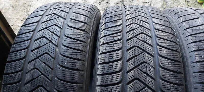 Гуми Зимни 235/60R18, снимка 2 - Гуми и джанти - 35124845