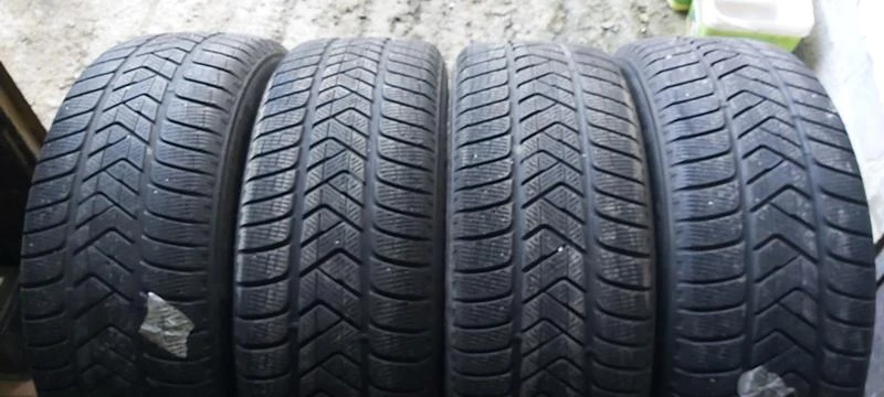 Гуми Зимни 235/60R18, снимка 1 - Гуми и джанти - 35124845