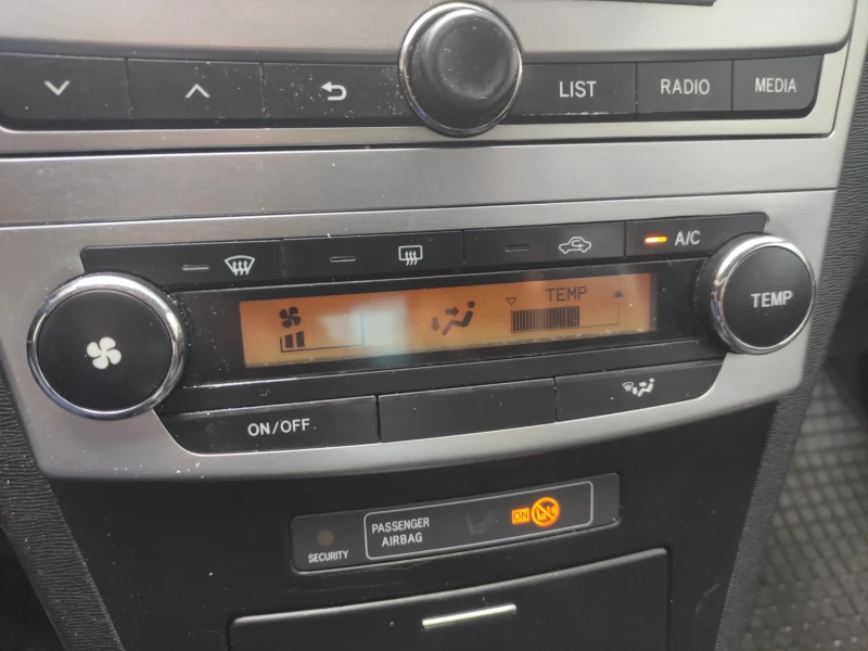 Toyota Avensis Фейслифт / Седан / Газ, снимка 8 - Автомобили и джипове - 52748032