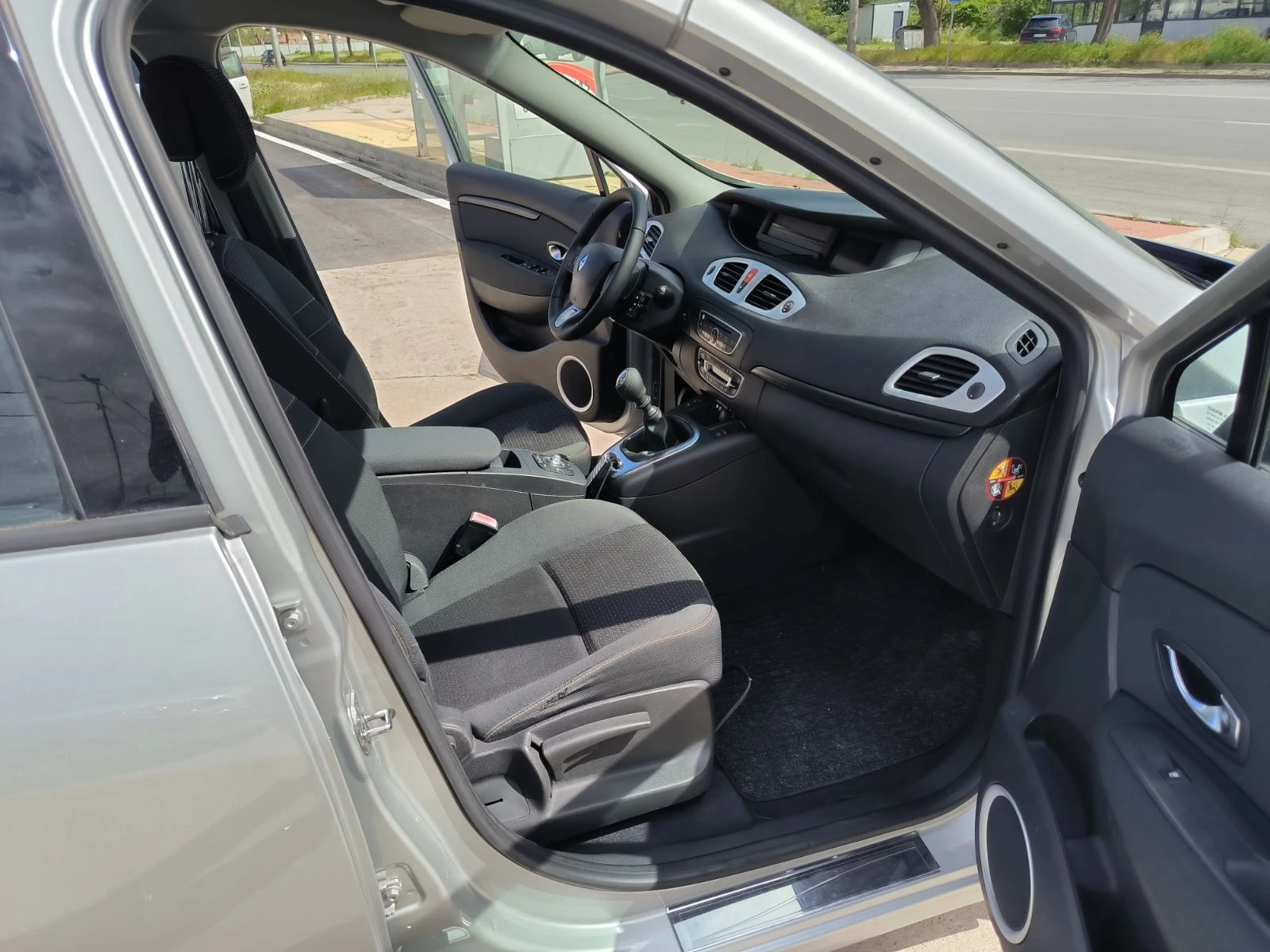 Renault Scenic 1.6i-Gpl-Navi-6sk, снимка 17 - Автомобили и джипове - 54704309