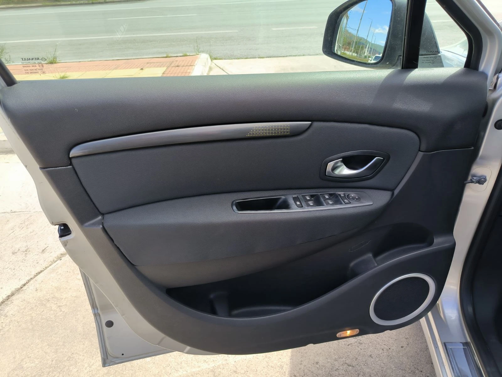 Renault Scenic 1.6i-Gpl-Navi-6sk, снимка 12 - Автомобили и джипове - 54704309