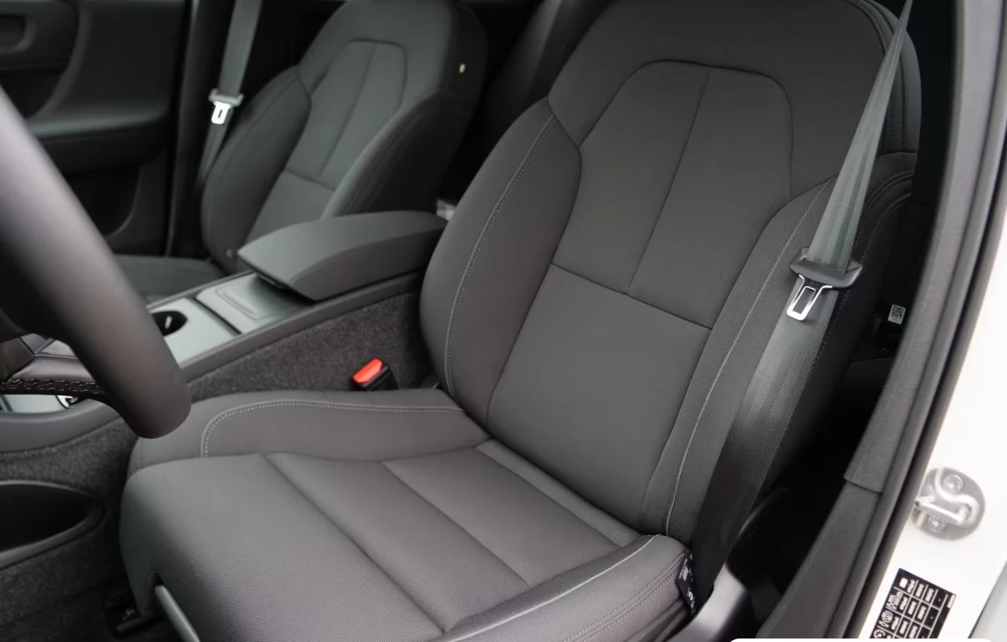 Volvo EX40 PLUS-DARK/408HP/AWD/TWIN/MEMO/CAM/LED/NAVI/660g - изображение 4