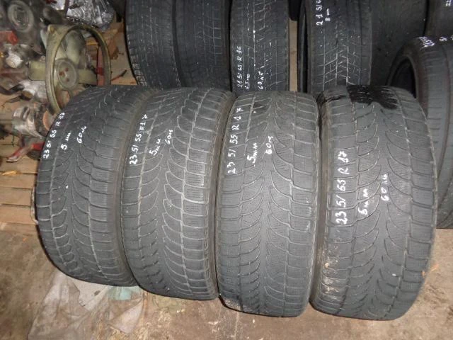 Гуми Зимни 235/55R17, снимка 2 - Гуми и джанти - 12742221