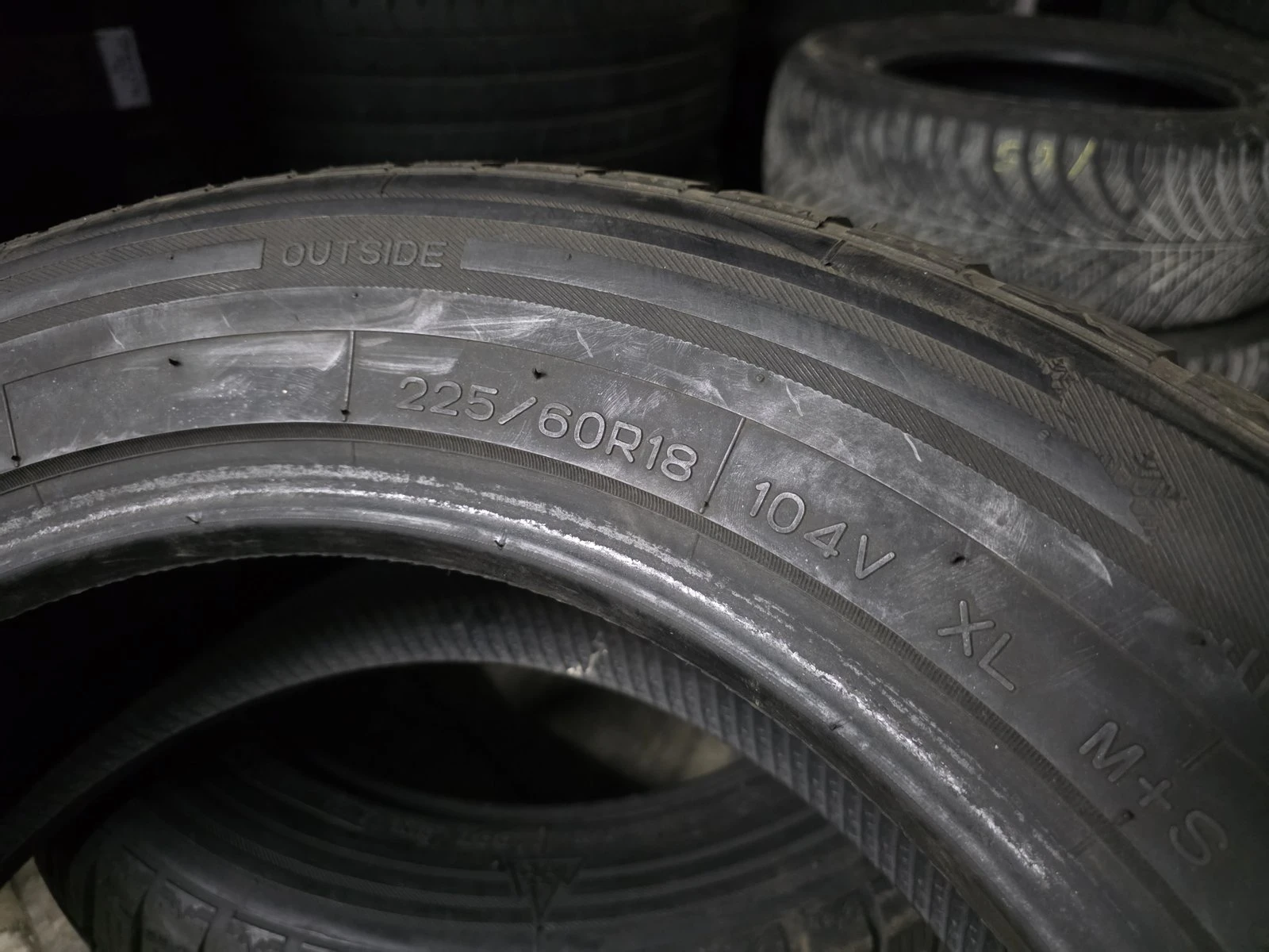Гуми Зимни 225/60R18, снимка 8 - Гуми и джанти - 56732437
