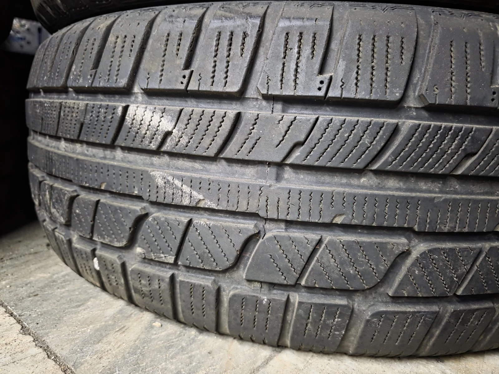 Гуми Зимни 225/60R18, снимка 2 - Гуми и джанти - 56732437