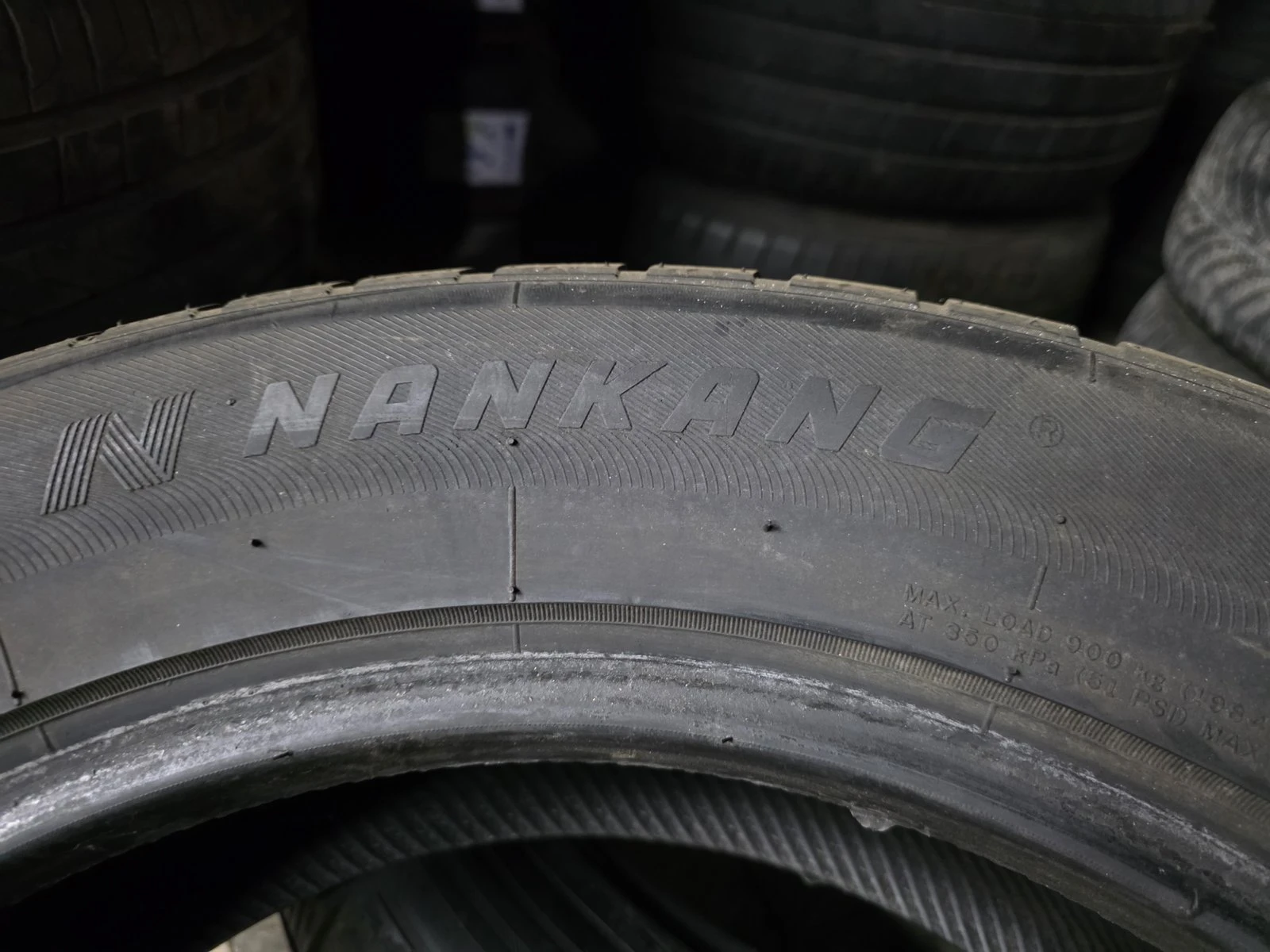 Гуми Зимни 225/60R18, снимка 5 - Гуми и джанти - 56732437