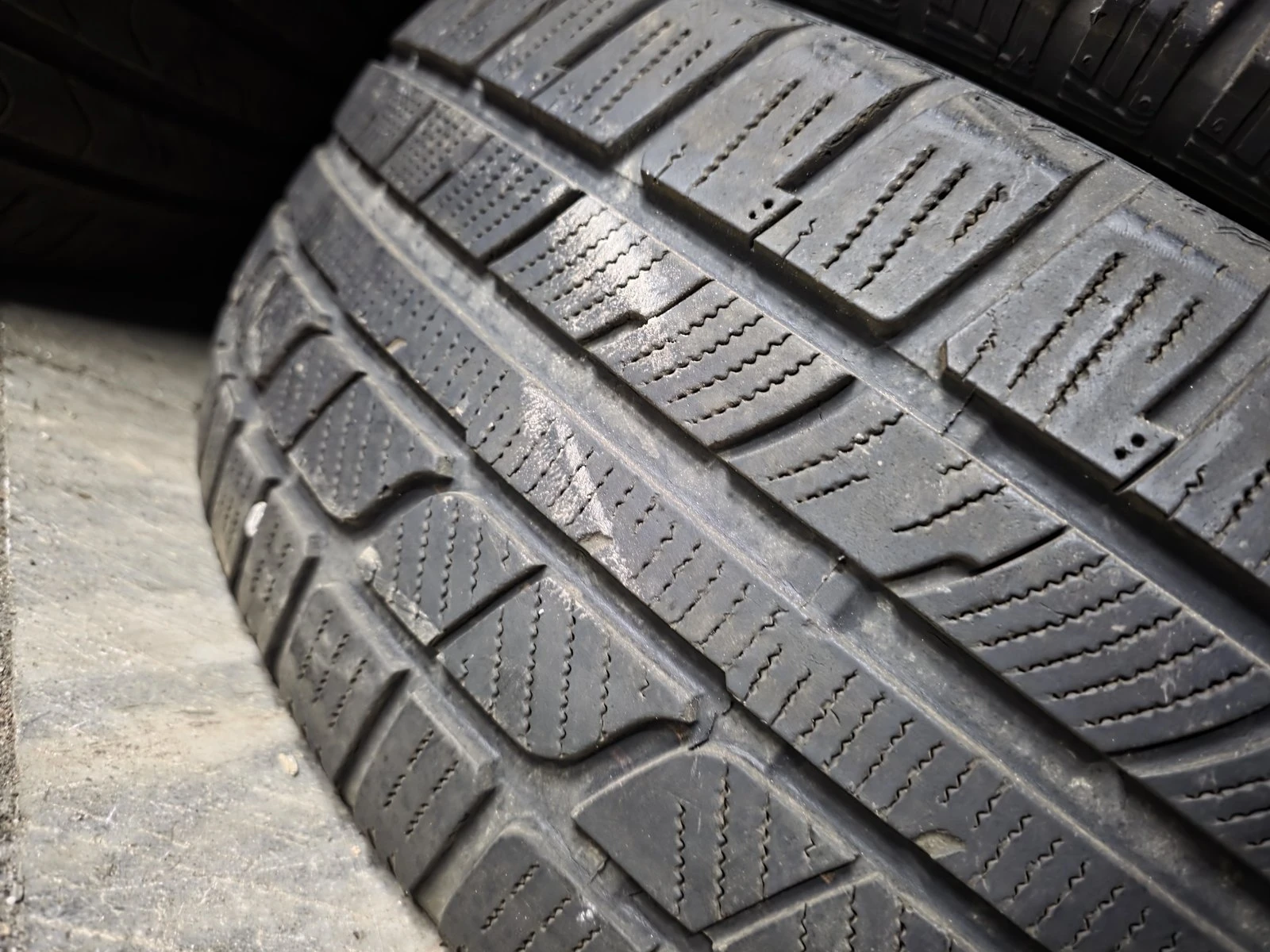 Гуми Зимни 225/60R18, снимка 4 - Гуми и джанти - 56732437
