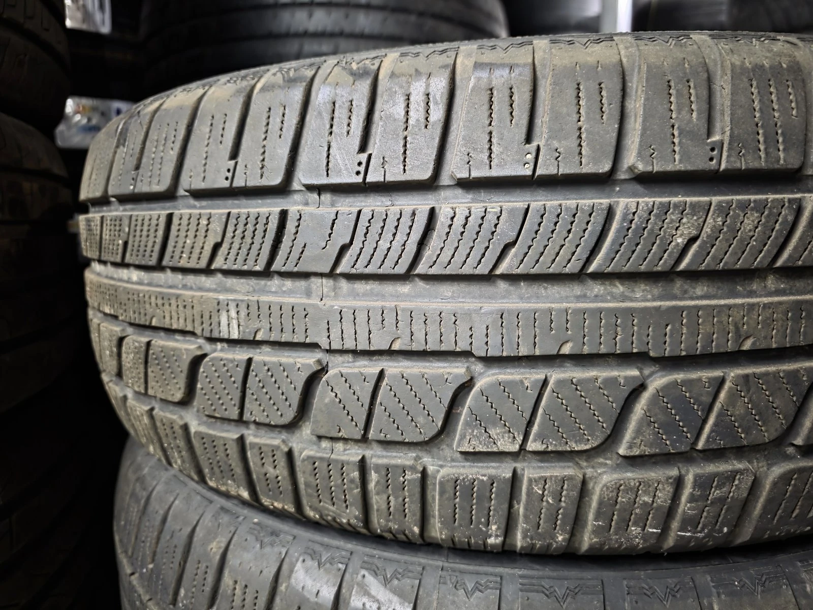 Гуми Зимни 225/60R18