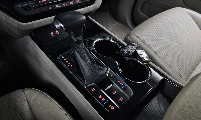 Kia Carnival 9-Seater Prestige, снимка 8 - Автомобили и джипове - 52140549