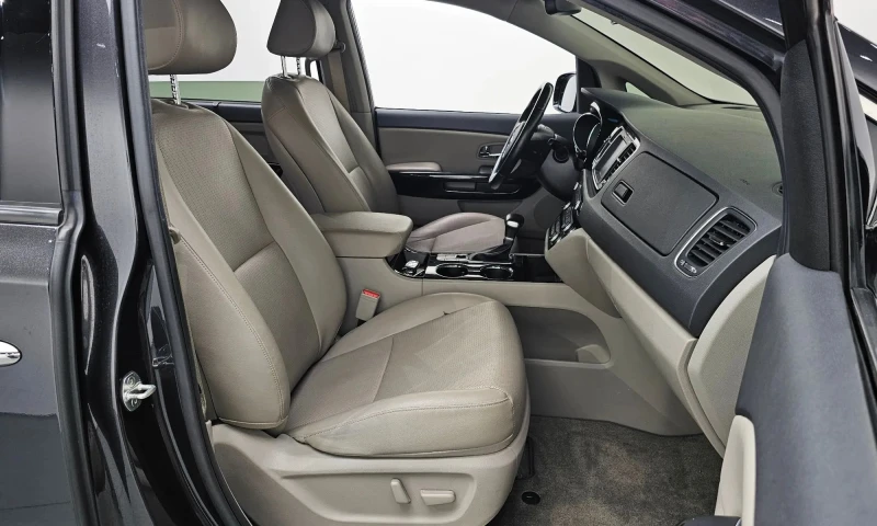 Kia Carnival 9-Seater Prestige, снимка 9 - Автомобили и джипове - 52140549