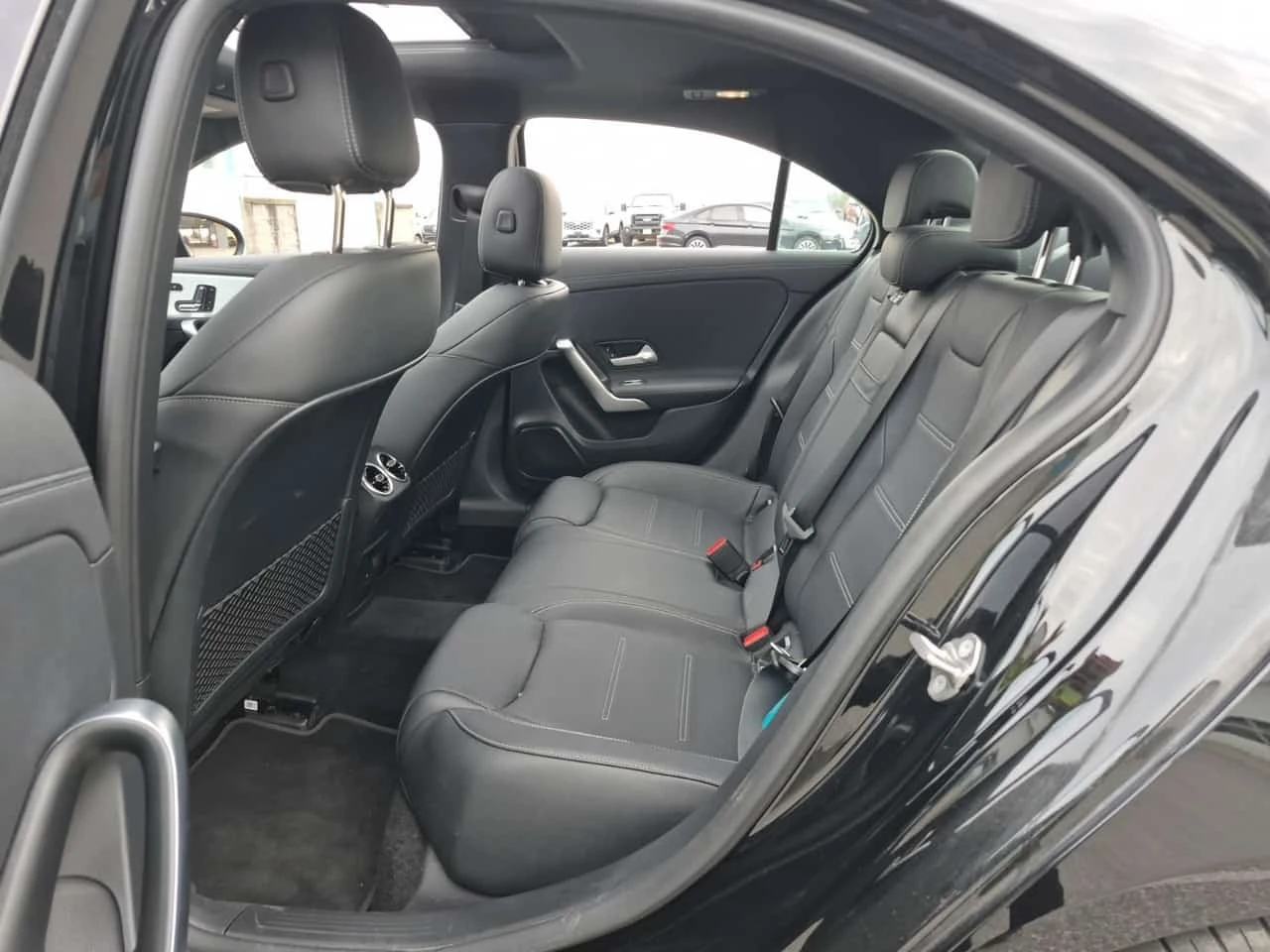 Mercedes-Benz A 35 * AMG * KEYLESS * ПОДГРЕВ * , снимка 9 - Автомобили и джипове - 56331305