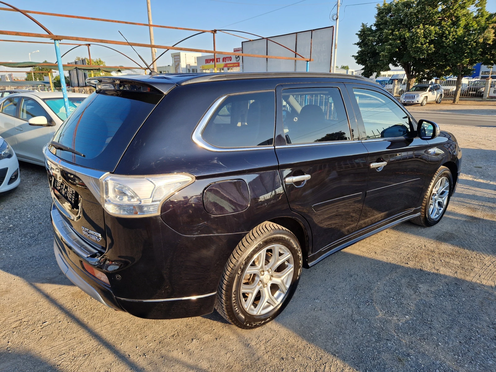 Mitsubishi Outlander 2.0 PHEV 4x4 - изображение 2