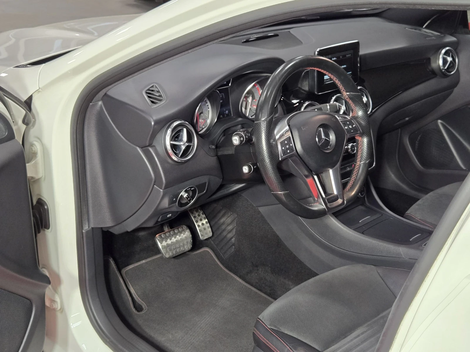 Mercedes-Benz GLA 200 / Автоматик / AMG / Швейцария / Панорама  - изображение 10