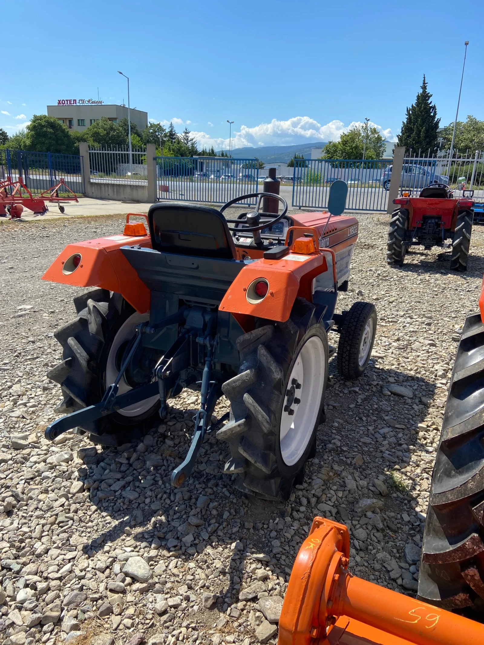 Трактор Kubota, снимка 3 - Селскостопанска техника - 55298495