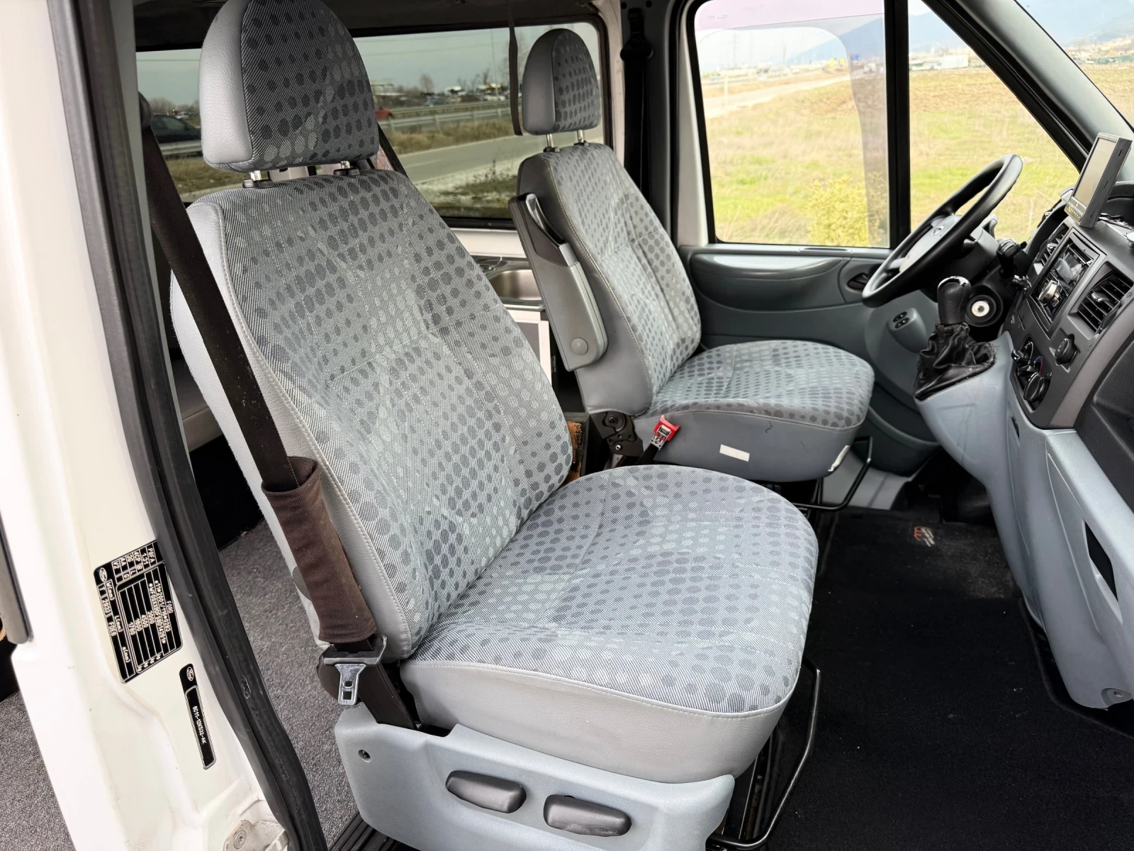 Кемпер Ford Transit 2.2 TDCi / CLIMA / CAMERA / MEDIA, снимка 11 - Каравани и кемпери - 53879084