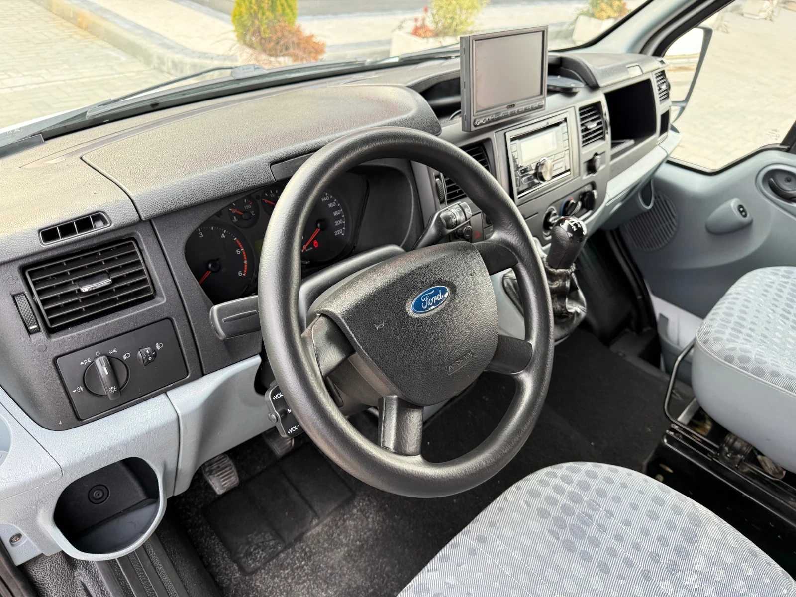 Кемпер Ford Transit 2.2 TDCi / CLIMA / CAMERA / MEDIA, снимка 9 - Каравани и кемпери - 53879084