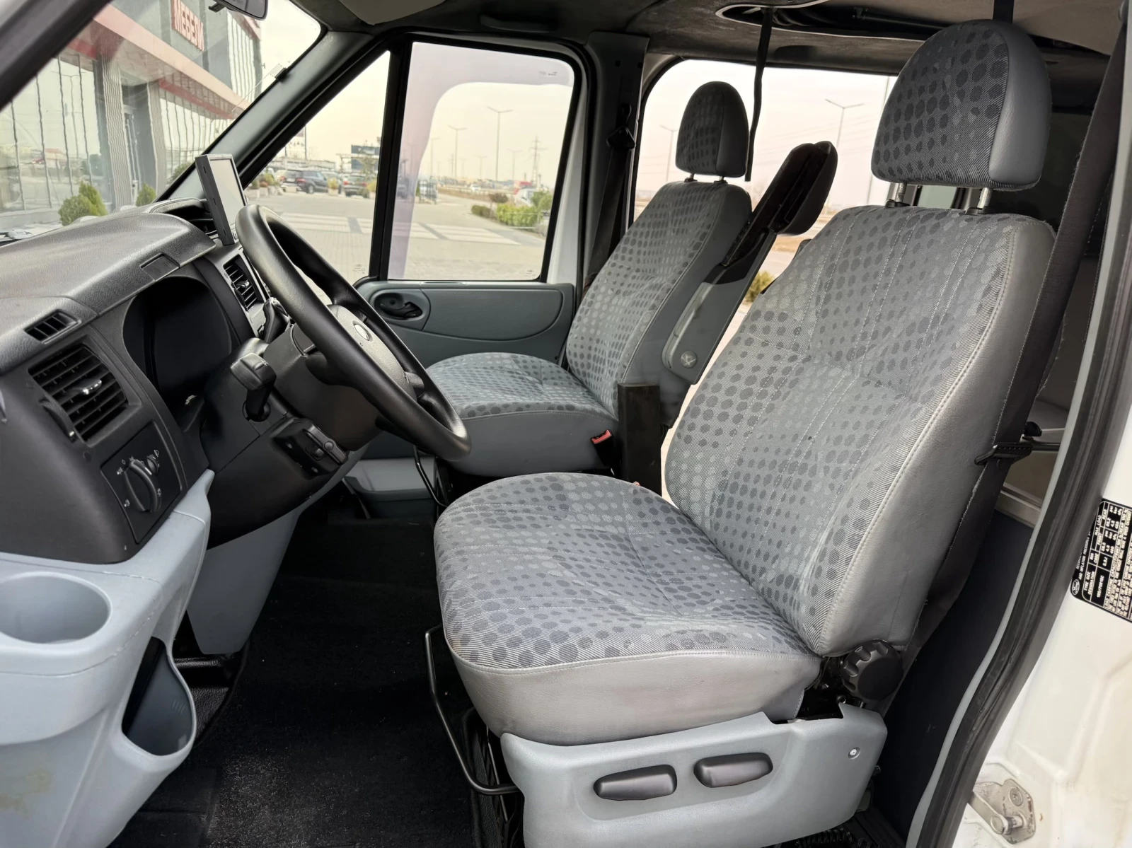 Кемпер Ford Transit 2.2 TDCi / CLIMA / CAMERA / MEDIA, снимка 10 - Каравани и кемпери - 53879084