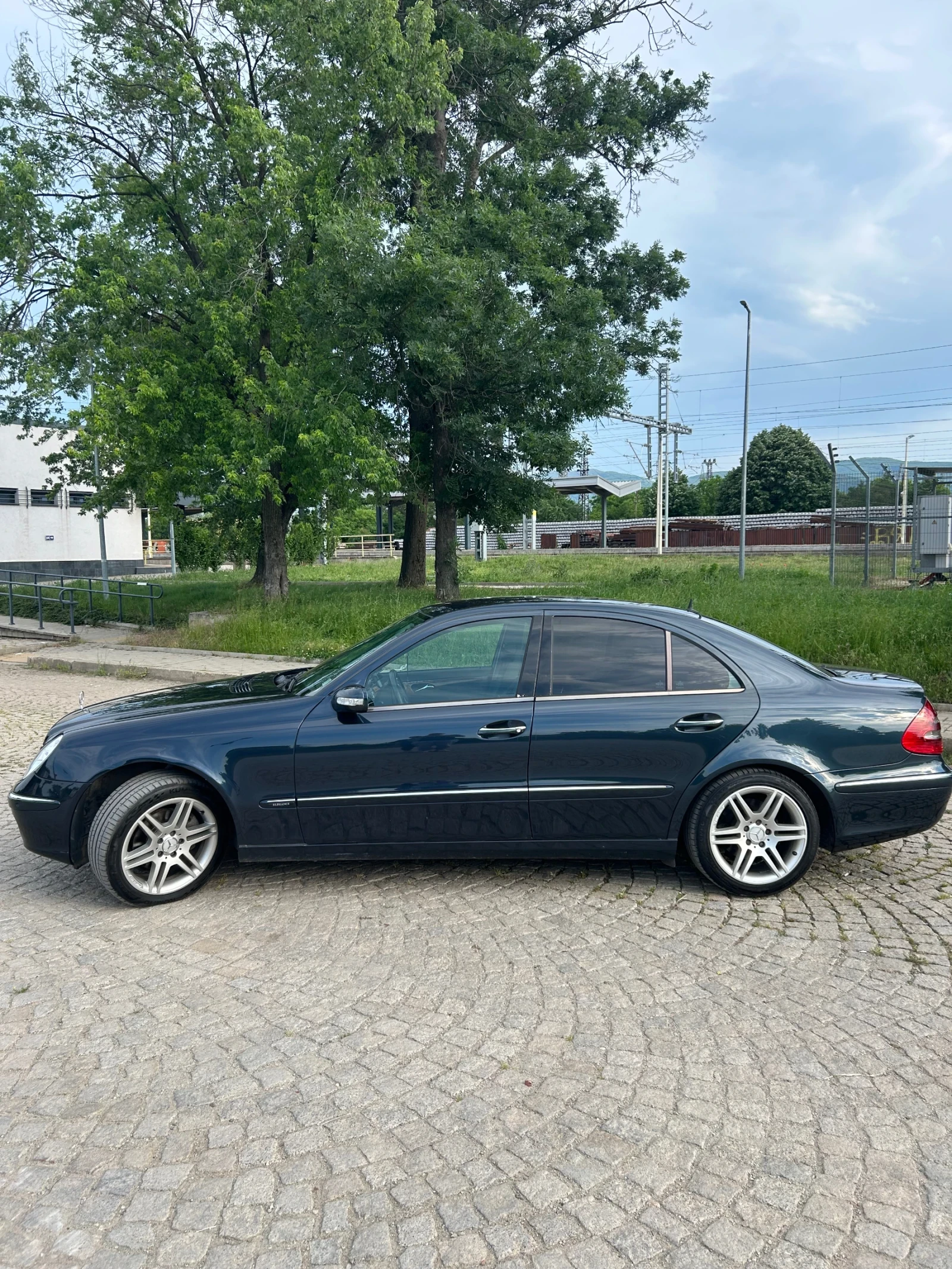 Mercedes-Benz E 220, снимка 4 - Автомобили и джипове - 54874899