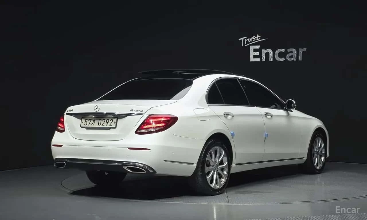 Mercedes-Benz E 300 4MATIC Exclusive | АВТОФИНАНСИРАНЕ, снимка 2 - Автомобили и джипове - 56319132