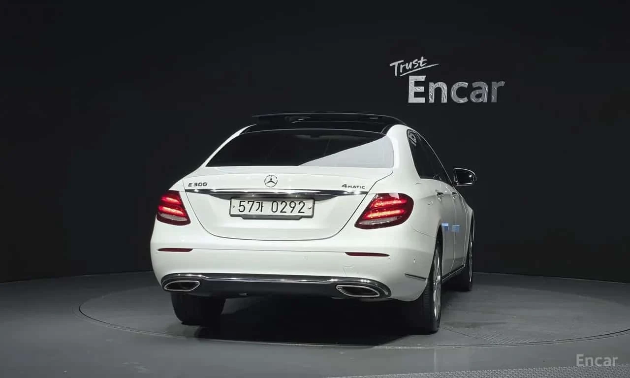 Mercedes-Benz E 300 4MATIC Exclusive | АВТОФИНАНСИРАНЕ, снимка 4 - Автомобили и джипове - 56319132