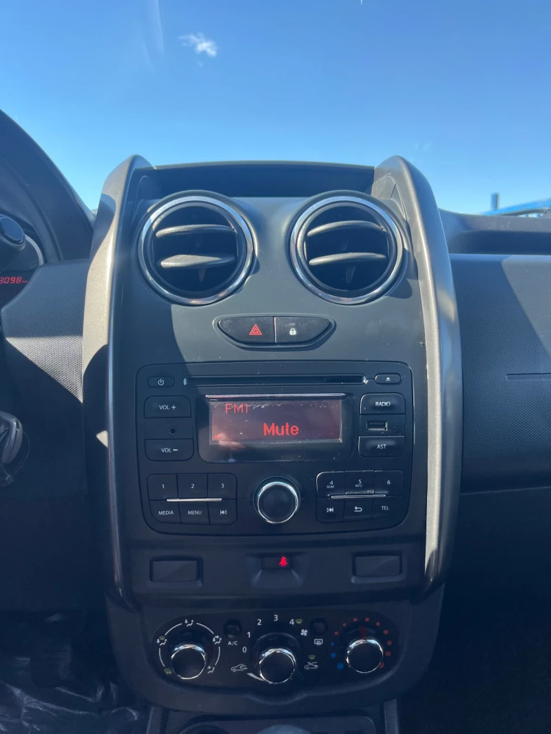 Dacia Duster 1.5 dCI 4x4, снимка 11 - Автомобили и джипове - 52366369