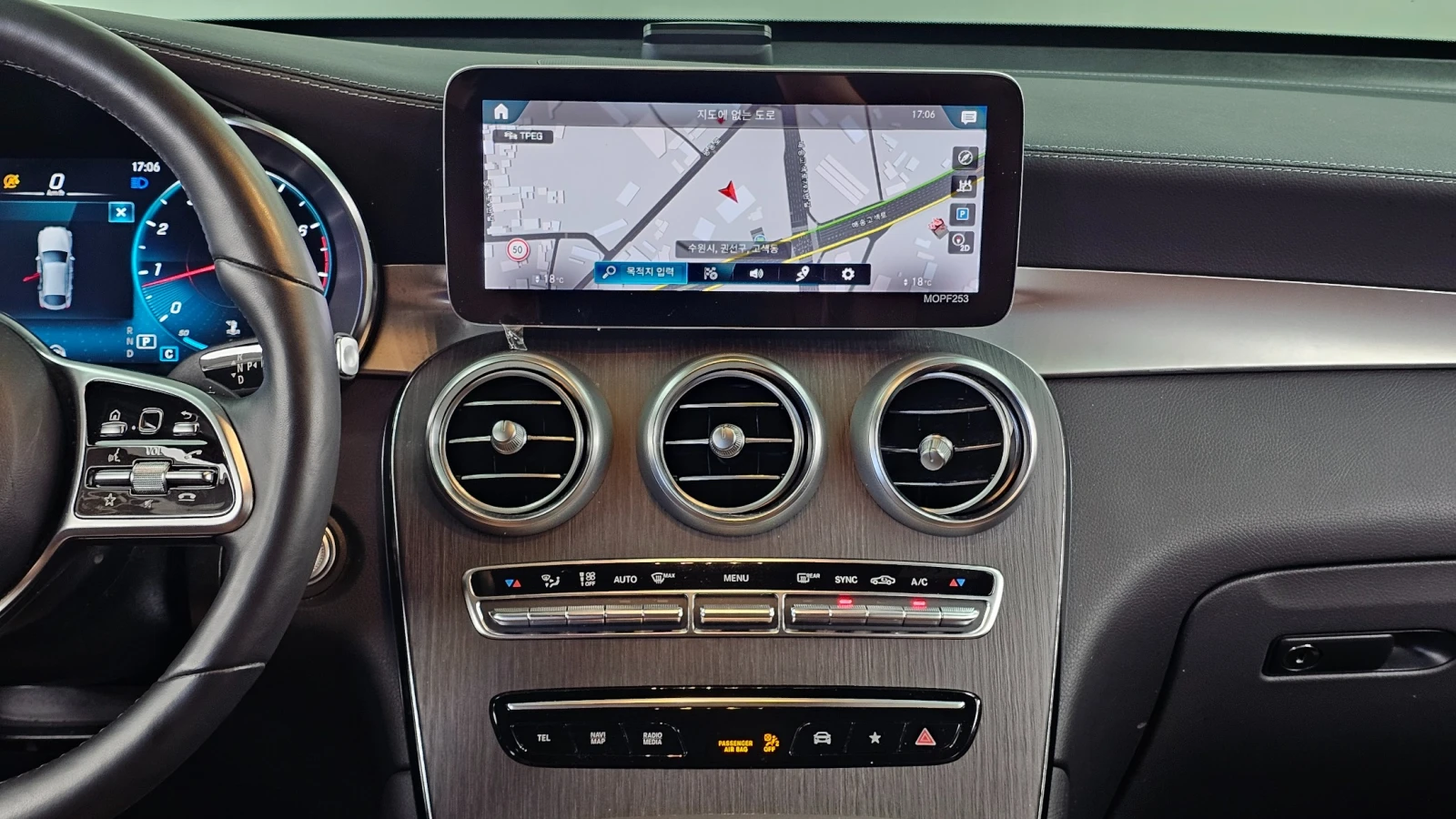Mercedes-Benz GLC 300 2.0 Turbo, снимка 11 - Автомобили и джипове - 56182700