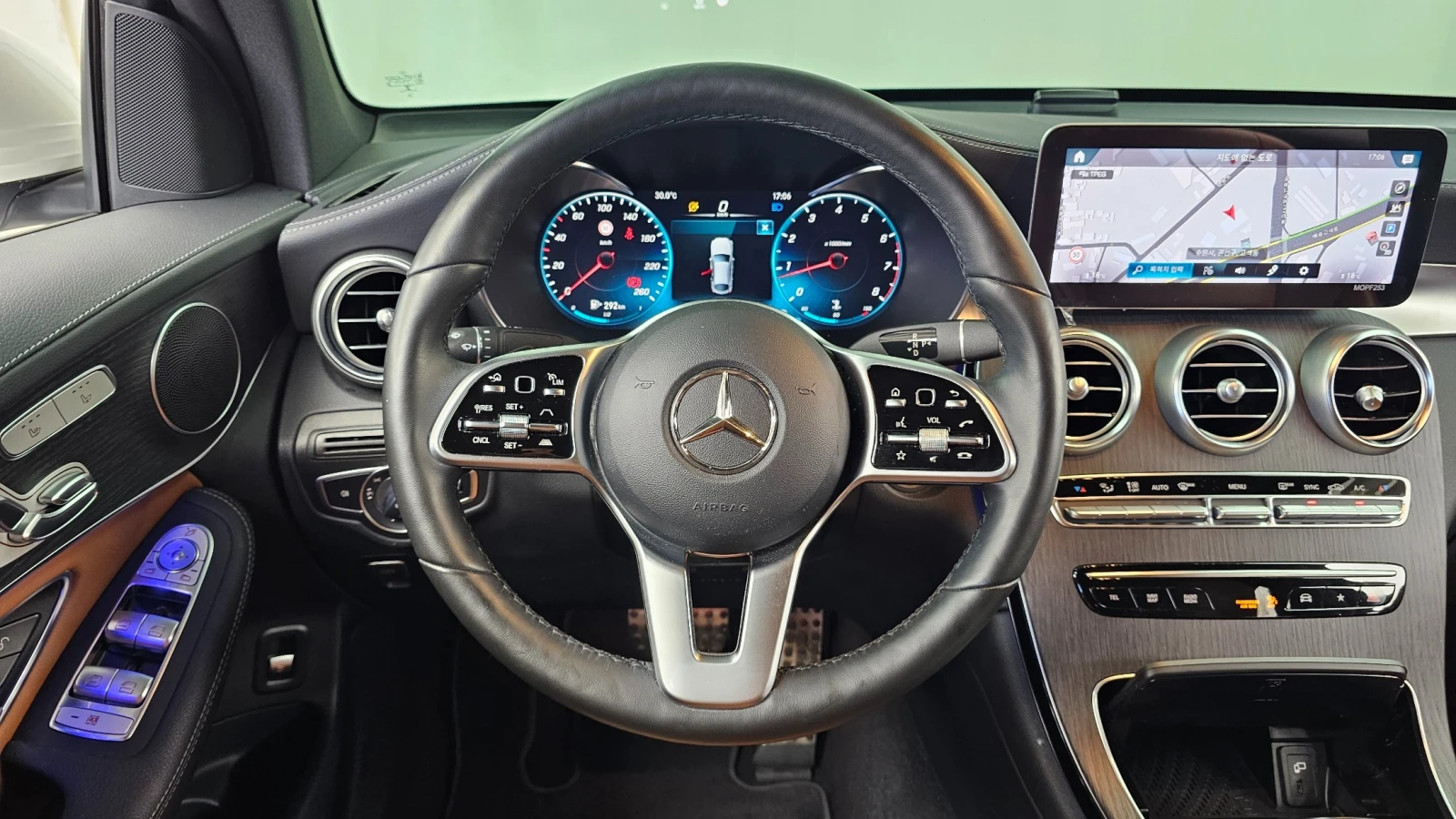 Mercedes-Benz GLC 300 2.0 Turbo, снимка 10 - Автомобили и джипове - 56182700