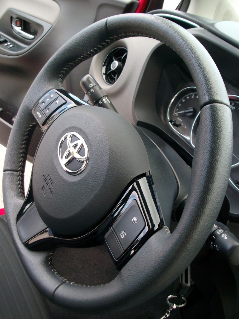 Toyota Yaris 1.0 VVT-I КАТО НОВА , снимка 14 - Автомобили и джипове - 41083648