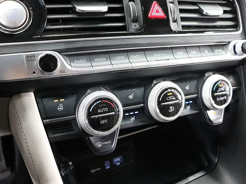 Genesis G70 2.0T Advanced 2WD, снимка 16 - Автомобили и джипове - 54723830
