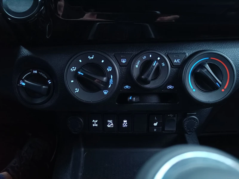 Toyota Hilux 2.4 D-4D 4WD, снимка 10 - Автомобили и джипове - 52485186