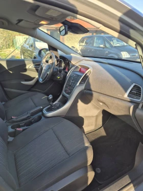 Opel Astra 1.4 -101 к.с Топ състояние, снимка 9