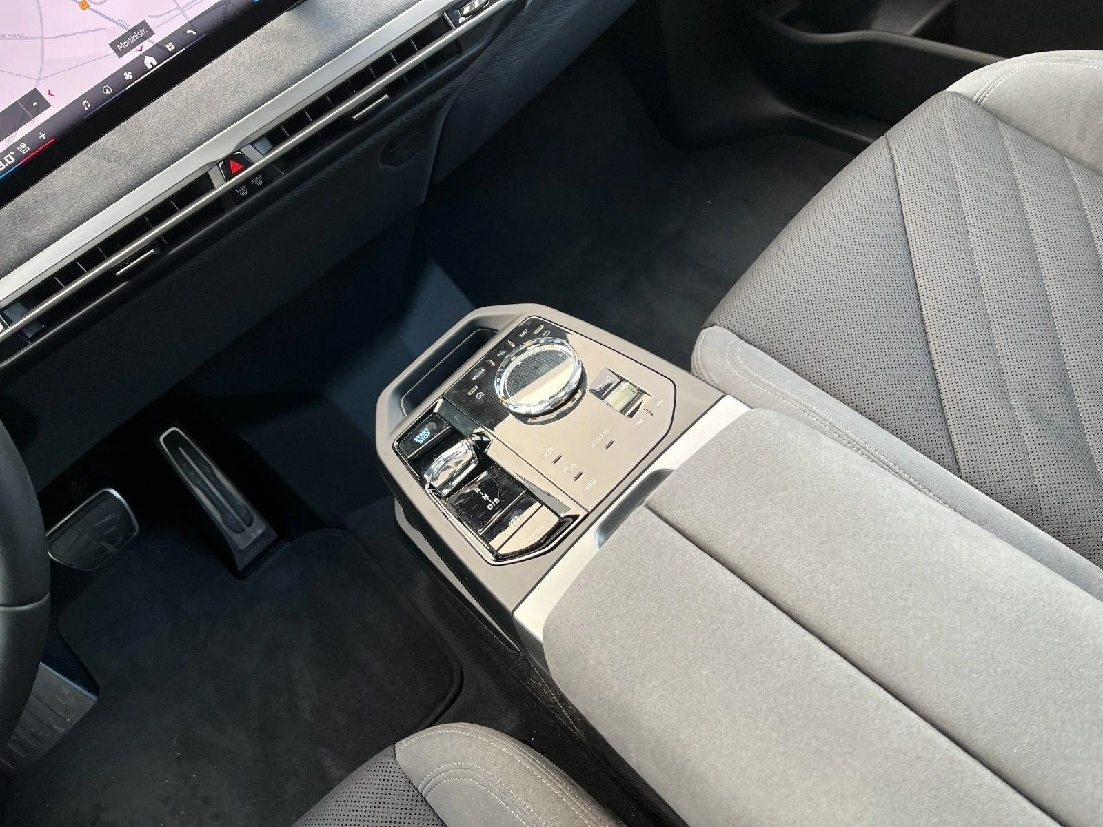 BMW iX M70/xDrive/B&W/PANO SKY/ICONIC GLOW/, снимка 8 - Автомобили и джипове - 53820190