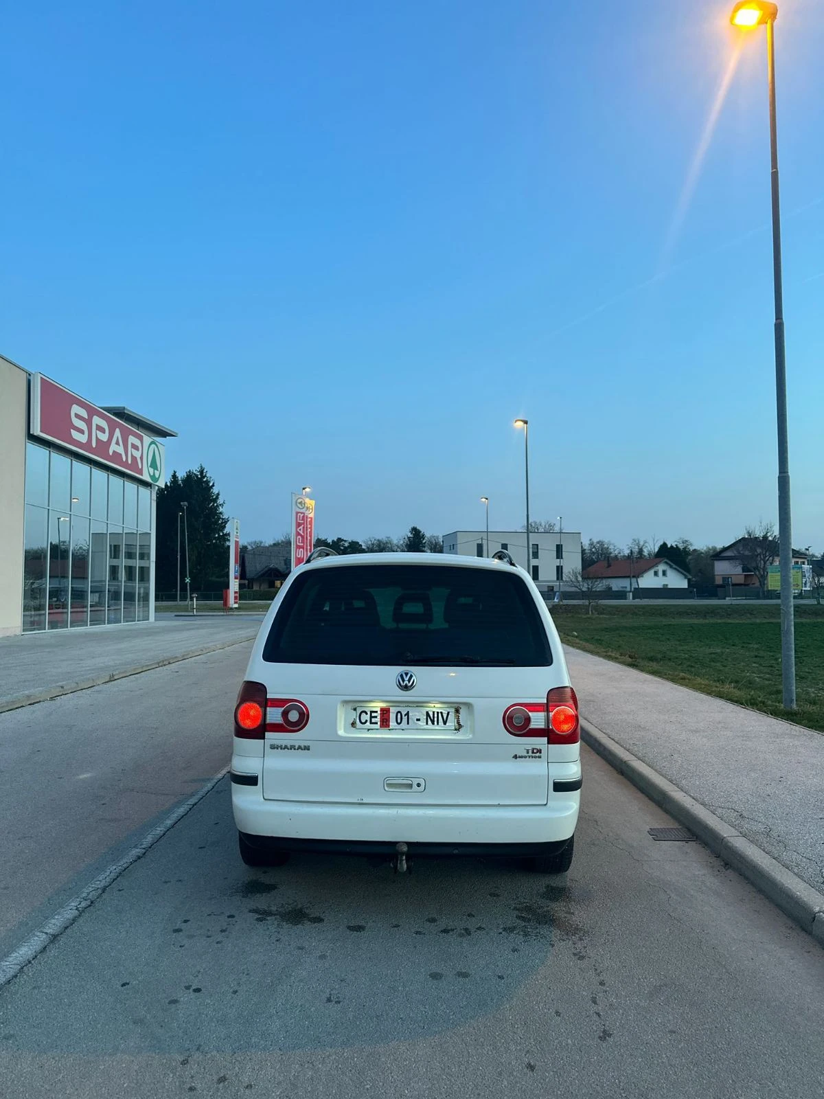 VW Sharan 1.9 TDI, снимка 4 - Автомобили и джипове - 53987475