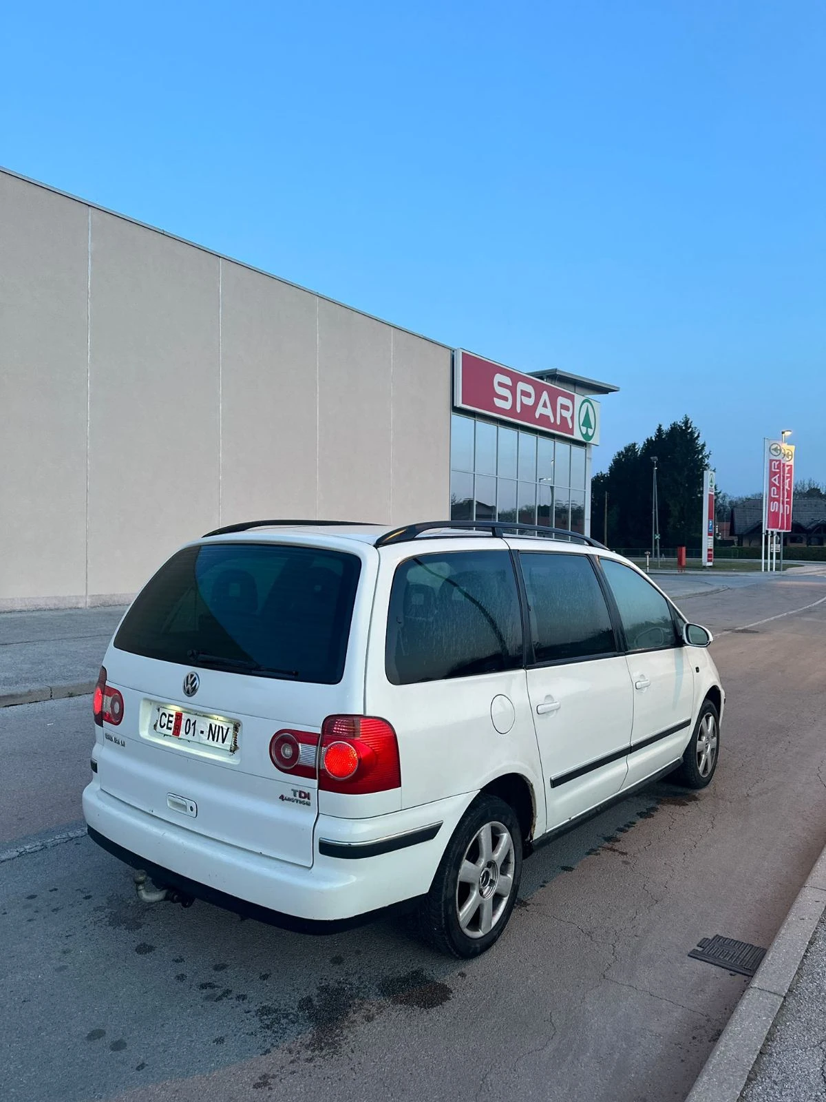 VW Sharan 1.9 TDI, снимка 3 - Автомобили и джипове - 53987475